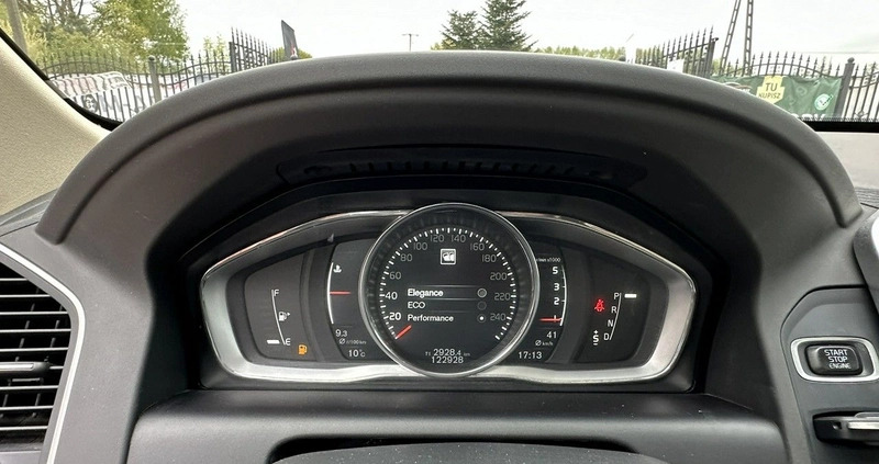 Volvo XC 60 cena 99800 przebieg: 122000, rok produkcji 2017 z Brwinów małe 466